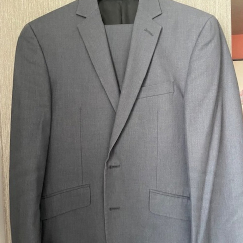 Kenneth Cole Reaction 2pc Suit 38s 32/32